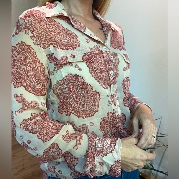 EQUIPMENT Femme Blouse in red and cream paisley design - Size Medium - Picture 3 of 9